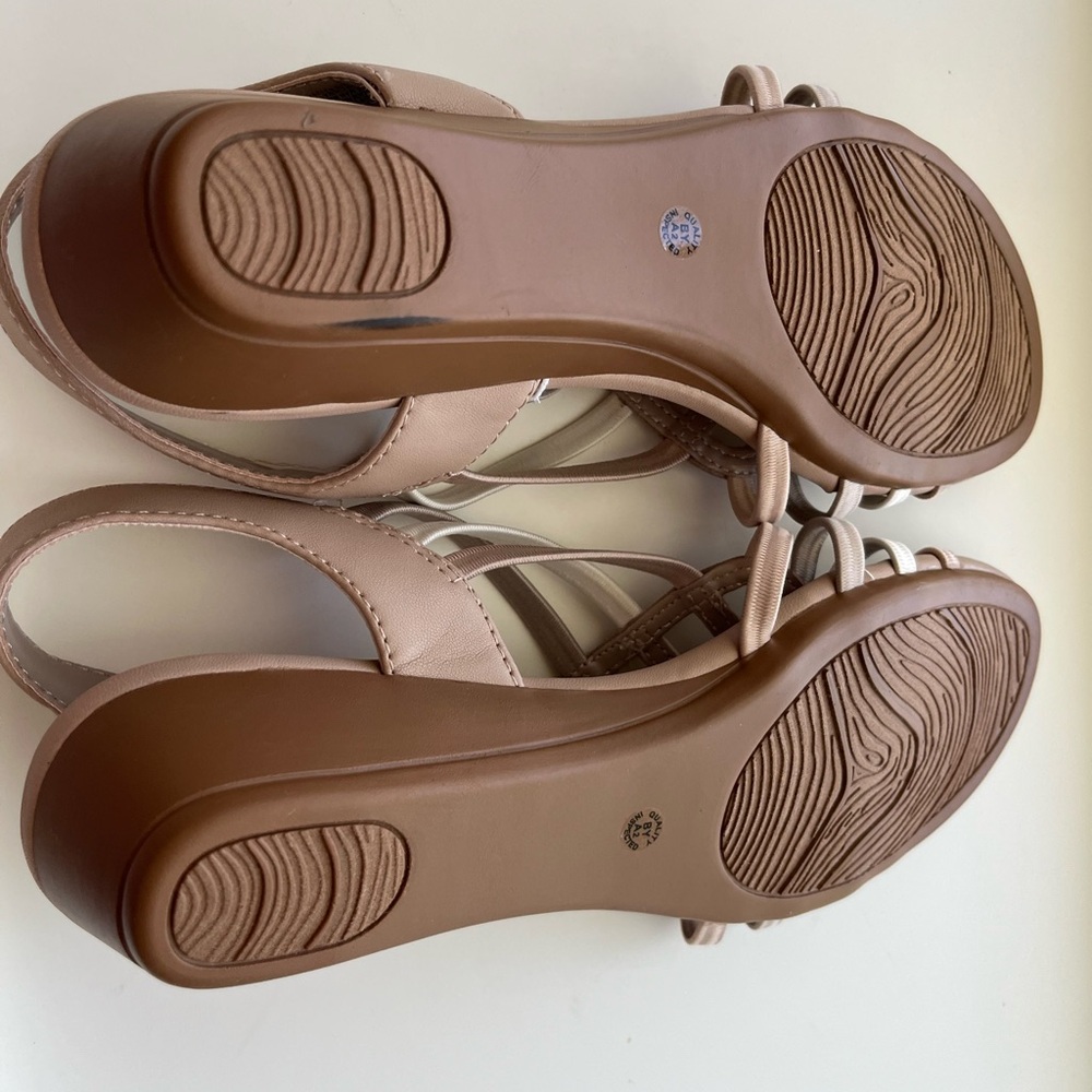 East 5th Tan and Cream Sandals Elegant Comfort - Picture 5 of 10